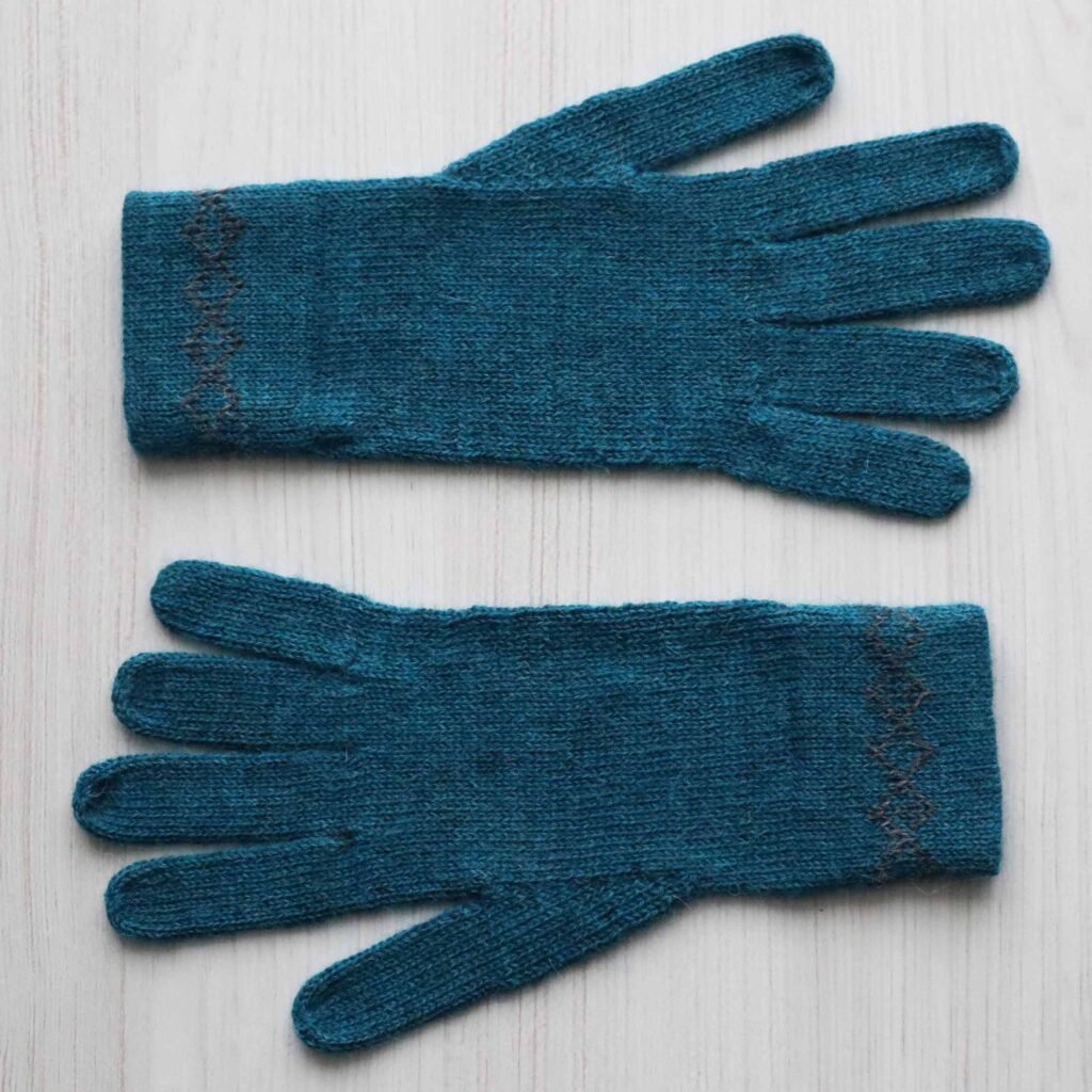 22-4002-NN pfl knitwear manufacturer wholesale gloves baby alpaca with pattern in the cuffs.