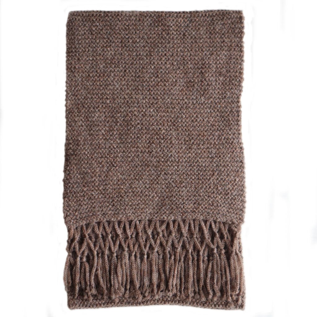 22-4101-NN pfl knitwear manufacturer wholesale  Scarf alpaca blend hand knitted with knotted fringes.